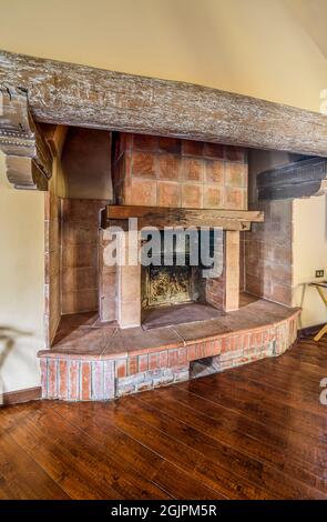 Cheminée rustique en briques avec poutres en bois anciennes à l'intérieur de la maison, concept de décoration intérieure. Banque D'Images