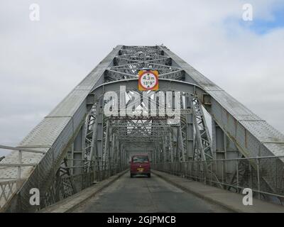 Le pont en porte-à-faux de Connel, traversant la partie la plus étroite du Loch Etive (A828), était un ancien pont ferroviaire à voie unique, construit par Arrol en 1903. Banque D'Images