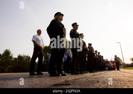 Bloomington, États-Unis. 11 septembre 2021. Les pompiers sont en formation tout en écoutant les discours du 20e anniversaire de la cérémonie commémorative des attentats du 11 septembre à Ivy Tech à Bloomington.il y a vingt ans, des terroristes ont attaqué les États-Unis le 11 septembre 2001, tuant plus de 2000 personnes au World Trade Center de New York, Et le début d'une guerre avec les États-Unis qui se poursuit. Crédit : SOPA Images Limited/Alamy Live News Banque D'Images