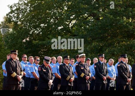 Bloomington, États-Unis. 11 septembre 2021. Les pompiers sont en formation tout en écoutant les discours du 20e anniversaire de la cérémonie commémorative des attentats du 11 septembre à Ivy Tech à Bloomington.il y a vingt ans, des terroristes ont attaqué les États-Unis le 11 septembre 2001, tuant plus de 2000 personnes au World Trade Center de New York, Et le début d'une guerre avec les États-Unis qui se poursuit. Crédit : SOPA Images Limited/Alamy Live News Banque D'Images