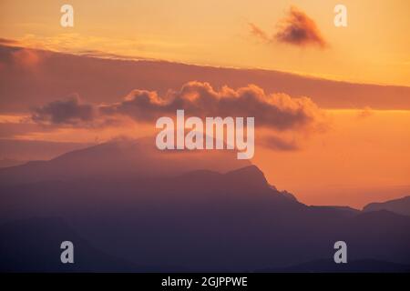 Coucher de soleil sur la Serra de Tramuntana depuis Badia de Pollença, Majorque, Espagne Banque D'Images
