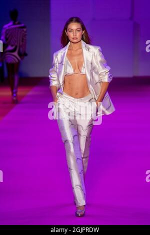 New York, États-Unis. 10 septembre 2021. Le modèle Gigi Hadid marche sur la piste du spectacle de mode de Brandon Maxwell pendant la NYFW (New York Fashion week) à Brooklyn, New York City. (Photo par Ron Adar/SOPA Images/Sipa USA) crédit: SIPA USA/Alay Live News Banque D'Images