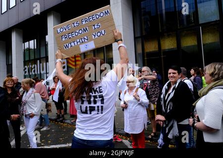 Bruxelles, Belgique. 11 septembre 2021. Les manifestants tiennent une bannière et des drapeaux lors d'une manifestation contre les mesures de sécurité de la COVID-19 prises par les gouvernements de l'UE à Bruxelles, Belgique, le 11 septembre 2021. Crédit: ALEXANDROS MICHAILIDIS/Alamy Live News Banque D'Images