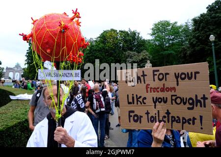 Bruxelles, Belgique. 11 septembre 2021. Les manifestants tiennent une bannière et des drapeaux lors d'une manifestation contre les mesures de sécurité de la COVID-19 prises par les gouvernements de l'UE à Bruxelles, Belgique, le 11 septembre 2021. Crédit: ALEXANDROS MICHAILIDIS/Alamy Live News Banque D'Images