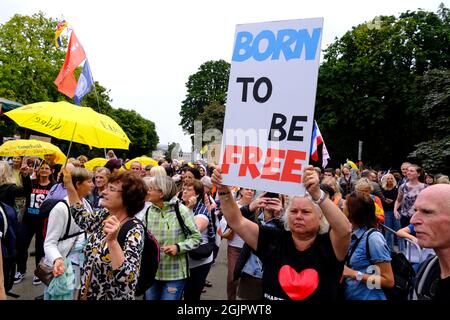 Bruxelles, Belgique. 11 septembre 2021. Les manifestants tiennent une bannière et des drapeaux lors d'une manifestation contre les mesures de sécurité de la COVID-19 prises par les gouvernements de l'UE à Bruxelles, Belgique, le 11 septembre 2021. Crédit: ALEXANDROS MICHAILIDIS/Alamy Live News Banque D'Images