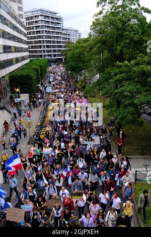 Bruxelles, Belgique. 11 septembre 2021. Les manifestants tiennent une bannière et des drapeaux lors d'une manifestation contre les mesures de sécurité de la COVID-19 prises par les gouvernements de l'UE à Bruxelles, Belgique, le 11 septembre 2021. Crédit: ALEXANDROS MICHAILIDIS/Alamy Live News Banque D'Images