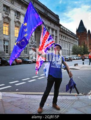 Londres, Royaume-Uni. 11 septembre 2021. Les pro-européens tiennent un événement "Merci l'UE pour la musique" où les activistes livrent des drapeaux de l'UE, s'engagent avec les membres du public et jouent de la musique en direct devant le Royal Albert Hall avant la dernière nuit des Proms 2021 de la BBC. Credit: Imagetraceur/Alamy Live News Banque D'Images