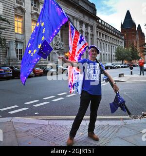 Londres, Royaume-Uni. 11 septembre 2021. Les pro-européens tiennent un événement "Merci l'UE pour la musique" où les activistes livrent des drapeaux de l'UE, s'engagent avec les membres du public et jouent de la musique en direct devant le Royal Albert Hall avant la dernière nuit des Proms 2021 de la BBC. Credit: Imagetraceur/Alamy Live News Banque D'Images