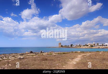 Ville de Torre Colimena dans la région d'Apulia, Italie : la tour de guet de la ville est dominée par le vol de flamants roses depuis la réserve naturelle voisine. Banque D'Images