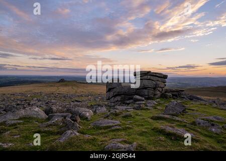 Parc national de Dartmoor, Devon, Royaume-Uni. 11 septembre 2021. Météo au Royaume-Uni : couleurs du coucher de soleil sur le parc national de Dartmoor. Image prise de la grande Staple Tor en regardant vers Plymouth lors d'une belle soirée de septembre. Credit: Celia McMahon/Alamy Live News Banque D'Images