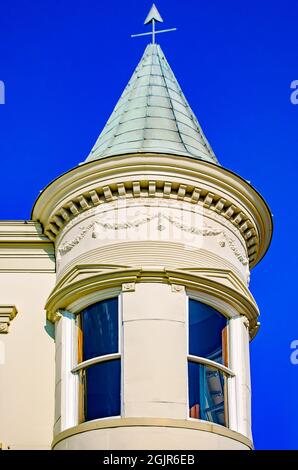 Un bâtiment de 1895 Italianate est doté d'une tourelle en porte-à-faux sur Howard Avenue, le 5 septembre 2021, à Biloxi, Mississippi. Banque D'Images