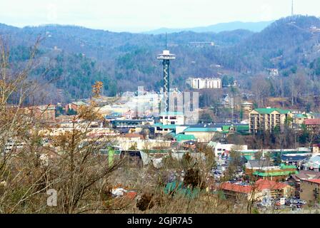 Gatlinburg, Tennessee, États-Unis - 29 décembre 2018 : vue sur le centre-ville de Gatlinburg, destination populaire et entrée au parc national des Great Smoky Mountains. Banque D'Images