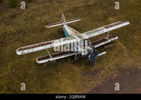 Vieux petit avion abandonné dans le champ Banque D'Images