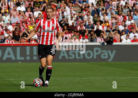 Londres, Royaume-Uni. 11 septembre 2021. Kristoffer Ajer de Brentford lors du match de la Premier League entre Brentford et Brighton et Hove Albion au stade communautaire de Brentford, Londres, Angleterre, le 11 septembre 2021. Photo de Carlton Myrie. Utilisation éditoriale uniquement, licence requise pour une utilisation commerciale. Aucune utilisation dans les Paris, les jeux ou les publications d'un seul club/ligue/joueur. Crédit : UK Sports pics Ltd/Alay Live News Banque D'Images