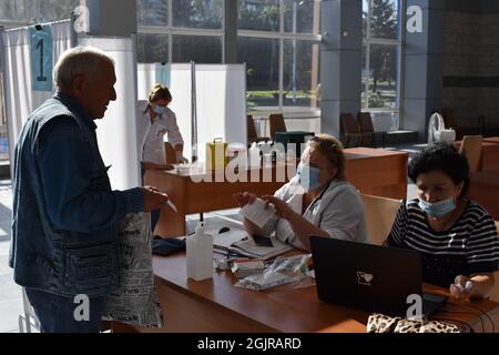 Kramatorsk, Ukraine. 11 septembre 2021. Un homme consulte des travailleurs médicaux dans un centre de vaccination situé à l'intérieur de la gare routière de Kramatorsk.a partir de septembre 13, un niveau jaune de menace épidémique pourrait être introduit en Ukraine en raison de l'incidence croissante de COVID-19. C'est ce qu'a déclaré le ministre de la Santé, Viktor Liashko. Quant à la zone de quarantaine rouge, elle sera introduite dans plusieurs régions où les taux de morbidité et d'hospitalisation dépassent les taux normaux. Crédit : SOPA Images Limited/Alamy Live News Banque D'Images