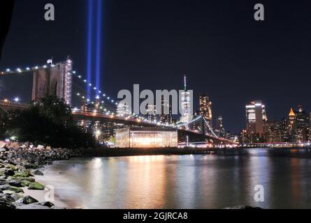 New York, États-Unis. 10 septembre 2021. Hommage en lumière à l'occasion du 20e anniversaire des événements du 9/11, à New York. (Photo par Efren Landaos/SOPA Images/Sipa USA) crédit: SIPA USA/Alay Live News Banque D'Images