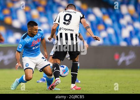 Adam Ounas (L), attaquant algérien de SSC Napoli, met au défi le ballon avec Alvaro Morata, le joueur espagnol de Juventus lors du match de football de Serie A entre SSC Napoli et Juventus FC au stade Diego Armando Maradona, Naples, Italie, le 11 septembre 2021 Banque D'Images