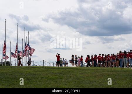 Washington, États-Unis. 11 septembre 2021. Les drapeaux nationaux américains volent à la moitié du personnel du Washington Monument pour commémorer le 20e anniversaire des attaques de 9/11 à Washington, DC, États-Unis, le 11 septembre 2021. Credit: Liu Jie/Xinhua/Alay Live News Banque D'Images