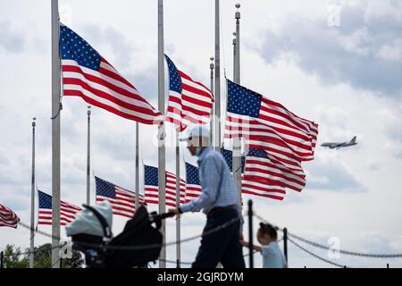 Washington, États-Unis. 11 septembre 2021. Les drapeaux nationaux américains volent à la moitié du personnel du Washington Monument pour commémorer le 20e anniversaire des attaques de 9/11 à Washington, DC, États-Unis, le 11 septembre 2021. Credit: Liu Jie/Xinhua/Alay Live News Banque D'Images
