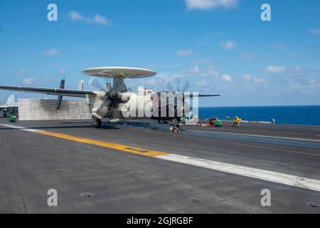 210911-N-IW069-1085 MER DE CHINE MÉRIDIONALE (SEPT 11, 2021) un Hawkeye avancé E-2D, affecté aux « aigles noirs » de l'escadron d'alerte précoce de Carrier Airborne (VAW) 113, sort du pont de vol du porte-avions de la classe Nimitz USS Carl Vinson (CVN 70), le 11 septembre 2021. Carl Vinson Carrier Strike Group est en cours de déploiement prévu dans la zone d'exploitation de la 7e flotte des États-Unis afin d'améliorer l'interopérabilité par le biais d'alliances et de partenariats tout en servant de force d'intervention prête à l'emploi pour soutenir une région Indo-Pacifique libre et ouverte. (É.-U. Photo de la marine par le Matelot de 1re classe Isaiah Williams) Banque D'Images