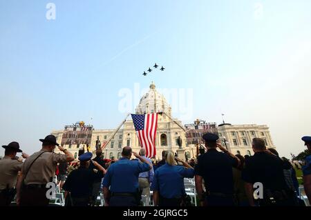 Quatre F-16 Fighting Falcons de la 148e aile Fighter, Garde nationale de l'air du Minnesota, survolent le capitole de l'État du Minnesota pendant l'observation du 20e anniversaire du ministère des anciens Combattants du Minnesota 9/11 le samedi 11 septembre 2021. (É.-U. Photo de la Garde nationale aérienne par le Sgt. Lynette Hoke) Banque D'Images