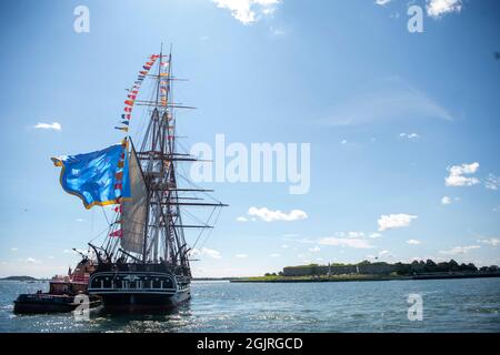 BOSTON (11 septembre 2021) la Constitution USS est en cours pour commémorer le 20e anniversaire de 9/11 et les récipiendaires de la Médaille d'honneur. USS Constitution, le plus ancien navire de guerre au monde, a joué un rôle crucial dans les guerres de Barbarie et la guerre de 1812, défendant activement les voies maritimes de 1797 à 1855. Pendant les opérations normales, les marins actifs stationnés à bord de l’USS Constitution offrent des visites gratuites et des visites publiques à plus de 600,000 personnes par an, tout en soutenant la mission du navire de promouvoir l’histoire et le patrimoine maritime de la Marine et de sensibiliser le public Banque D'Images