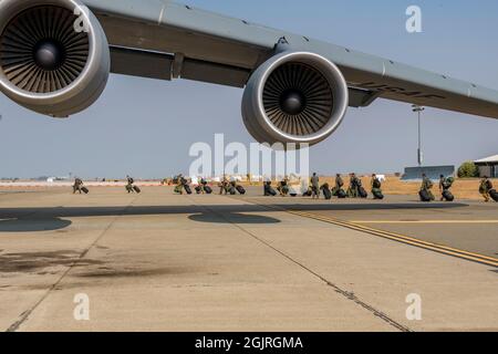 L'équipage du KC-10 Extender affecté au 70e Escadron de ravitaillement en carburant aérien à bord d'un C-5M Super Galaxy le 21 août 2021, à la base aérienne de Travis, en Californie. L'AFB de Travis est l'hôte de la 60e Escadre de la mobilité aérienne, de la 349e AMW et de la 621e Escadre d'intervention en cas d'urgence, et pilote le C-5M Super Galaxy, le C-17 Globemaster III et le KC-10 Extender Tanker sur une base opérationnelle quotidienne. (É.-U. Photo de la Force aérienne par Heide Couch) Banque D'Images