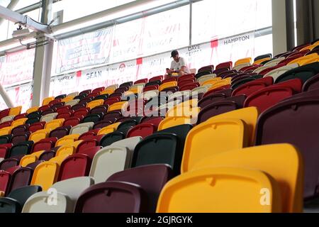 Londres, Royaume-Uni. 11 septembre 2021. Un fan de Brentford FC est assis dans les tribunes lors du match de la Premier League entre Brentford et Brighton et Hove Albion au stade communautaire de Brentford, Londres, Angleterre, le 11 septembre 2021. Photo de Carlton Myrie. Utilisation éditoriale uniquement, licence requise pour une utilisation commerciale. Aucune utilisation dans les Paris, les jeux ou les publications d'un seul club/ligue/joueur. Crédit : UK Sports pics Ltd/Alay Live News Banque D'Images