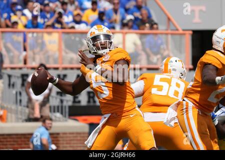 11 septembre 2021: Quartier des volontaires du Tennessee Hendon Hooker #5 lance le ballon pendant le match de football de la NCAA entre les volontaires de l'Université du Tennessee et l'Université de Pittsburgh Panthers au stade Neyland à Knoxville TN Tim Gangloff/CSM Banque D'Images