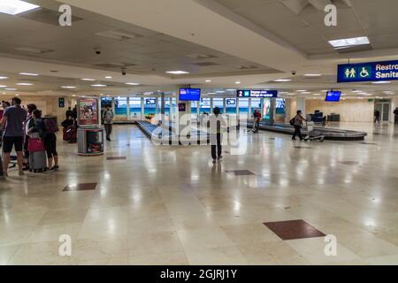 CANCUN, MEXIQUE - 24 FÉVRIER 2016 : zone de récupération des bagages à l'aéroport international de Cancun, Mexique Banque D'Images