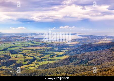 Paysage pittoresque du lac d'Illawarra et de la ville de Shellport sur la côte Pacifique depuis l'altitude des montagnes Tree Top Southern en Australie. Banque D'Images