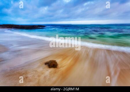 Jervis Bay sable blanc immaculé des plages d'Hyams et de Chinamans au coucher du soleil - paysage marin pittoresque de l'océan Pacifique en Australie. Banque D'Images