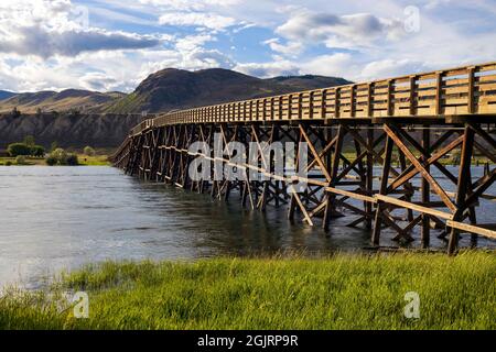 Le pont Pritchard, près de Kamloops, est un pont fixe à poutres multiples en bois qui traverse la rivière Thompson Sud, à Pritchard, en Colombie-Britannique, au Canada. Banque D'Images