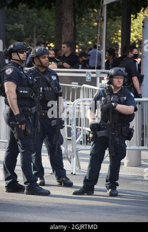 Les officiers du NYPD assurent la sécurité à l'occasion du 20e anniversaire de l'attaque terroriste du 11 septembre 2001 contre le World Trade Center et le Pentagone à New York, New York, le samedi 11 septembre 2021. Crédit: Allan Tannenbaum pour CNP/Sipa USA crédit: SIPA USA/Alay Live News Banque D'Images