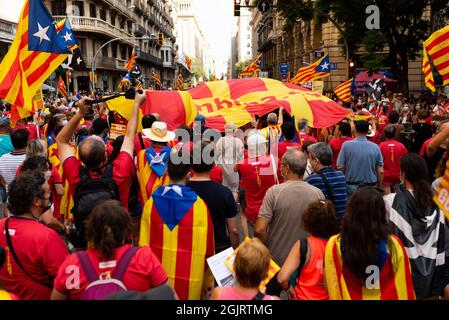 ESP. 11 septembre 2021. On voit des gens tenir des drapeaux catalans, connus sous le nom de Señera, et des placards pendant les célébrations et les marches tiennent pour les vacances catalanes connues sous le nom de 'diada' à Barcelone, Espagne, le 11 septembre 2021. Les partis pro-indépendance et séparatistes catalans comme l'ANC ont appelé les gens à prendre la rue dans la première concentration majeure depuis le début de la pandémie de cavid, pour rappeler la chute de Barcelone pendant la guerre de succession d'Espagne en 1714. (Photo par Davide Bonaldo/Sipa USA) crédit: SIPA USA/Alay Live News Banque D'Images
