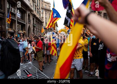 ESP. 11 septembre 2021. On voit des gens tenir des drapeaux catalans, connus sous le nom de Señera, et des placards pendant les célébrations et les marches tiennent pour les vacances catalanes connues sous le nom de 'diada' à Barcelone, Espagne, le 11 septembre 2021. Les partis pro-indépendance et séparatistes catalans comme l'ANC ont appelé les gens à prendre la rue dans la première concentration majeure depuis le début de la pandémie de cavid, pour rappeler la chute de Barcelone pendant la guerre de succession d'Espagne en 1714. (Photo par Davide Bonaldo/Sipa USA) crédit: SIPA USA/Alay Live News Banque D'Images