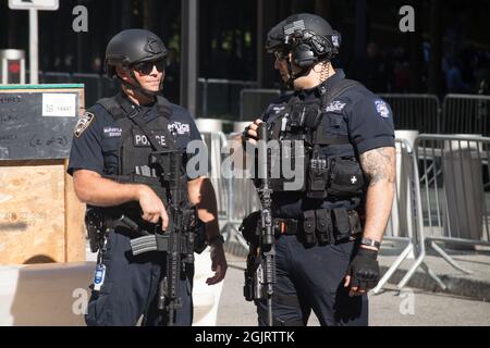 Les officiers du NYPD assurent la sécurité à l'occasion du 20e anniversaire de l'attaque terroriste du 11 septembre 2001 contre le World Trade Center et le Pentagone à New York, New York, le samedi 11 septembre 2021. Crédit: Allan Tannenbaum pour CNP/Sipa USA crédit: SIPA USA/Alay Live News Banque D'Images