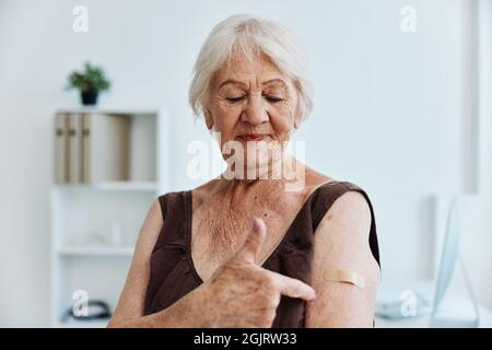 femme âgée patch sur l'épaule vaccin passeport protection immunitaire Banque D'Images