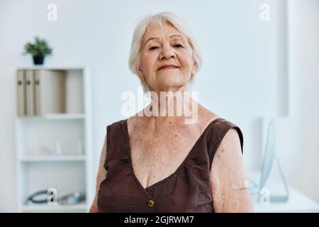 patch patient sur l'épaule covid passeport sécurité d'immunisation Banque D'Images