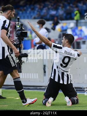 Naples, Italie. 11 septembre 2021. Alvaro Morata (R) de Juventus célèbre son but lors d'un match de football de série A entre Naples et le FC Juventus à Naples, en Italie, le 11 septembre 2021. Crédit: Alberto Lingria/Xinhua/Alay Live News Banque D'Images