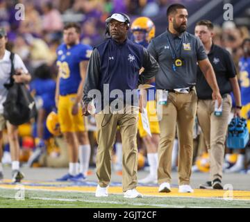 11 septembre 2021 : l'entraîneur de McNeese St. Head Frank Wilson marche sur la touche pendant le match de football de la NCAA entre les Cowboys de l'Université d'État de McNeese et les Tigers de LSU au Tiger Stadium de Baton Rouge, LA. Jonathan Mailhes/CSM Banque D'Images