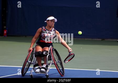 New York, États-Unis. 11 septembre 2021. Flushing Meadows, New York - 11 septembre 2021: New York: Yui Kamiji du Japon retourne une balle aux adversaires Aniek van Koot et Diede de Groot des pays-Bas pendant la finale des doubles femmes en fauteuil roulant aujourd'hui à l'US Open 2021 à Flushing Meadows, Kamiji et son partenaire, Jordan Whiley, de Grande-Bretagne, a perdu le match avec la paire hollandaise. Crédit : Adam Stoltman/Alamy Live News Banque D'Images