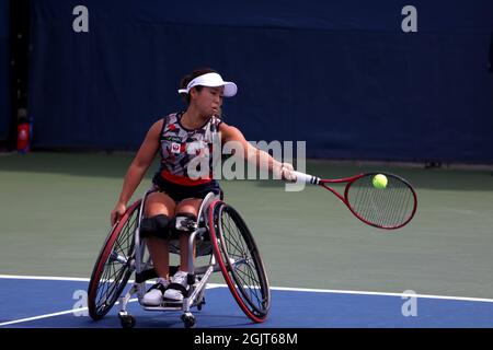 New York, États-Unis. 11 septembre 2021. Flushing Meadows, New York - 11 septembre 2021: New York: Yui Kamiji du Japon retourne une balle aux adversaires Aniek van Koot et Diede de Groot des pays-Bas pendant la finale des doubles femmes en fauteuil roulant aujourd'hui à l'US Open 2021 à Flushing Meadows, Kamiji et son partenaire, Jordan Whiley, de Grande-Bretagne, a perdu le match avec la paire hollandaise. Crédit : Adam Stoltman/Alamy Live News Banque D'Images