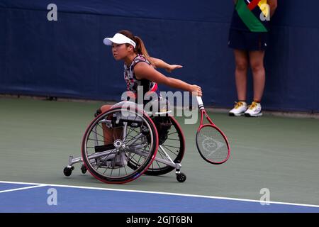 New York, États-Unis. 11 septembre 2021. Flushing Meadows, New York - 11 septembre 2021: New York: Yui Kamiji du Japon retourne une balle aux adversaires Aniek van Koot et Diede de Groot des pays-Bas pendant la finale des doubles femmes en fauteuil roulant aujourd'hui à l'US Open 2021 à Flushing Meadows, Kamiji et son partenaire, Jordan Whiley, de Grande-Bretagne, a perdu le match avec la paire hollandaise. Crédit : Adam Stoltman/Alamy Live News Banque D'Images