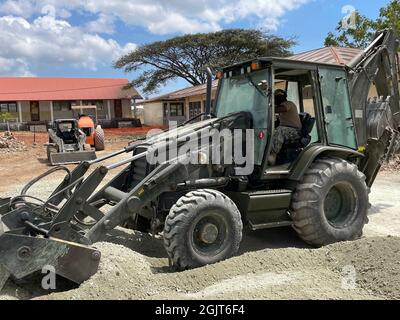 210901-N-RP125-1002 BAUCAU, Timor-Leste (1er septembre 2021) le préposé à l'équipement, Isaïe Dawkins, affecté au bataillon de construction mobile navale (NMCB) 5, exploite une pelle rétro pour niveler le sol. Les Seabees de la Marine américaine avec le NMCB-5 construisent l'école pour soutenir le ministère local de l'éducation. Le NMCB-5 est déployé dans la zone d'opérations de la 7e flotte américaine, soutenant une Indo-Pacifique libre et ouverte, renforçant un réseau d'alliés et de partenaires, et fournissant un soutien général en génie et en civil aux forces opérationnelles conjointes. A été HomePort Hueneme, Californie, NMCB-5 Banque D'Images