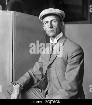 Wilbur Wright (1867-1912), co-développeur avec son frère, Orville, du premier avion à succès au monde. Photo : 1908. Banque D'Images