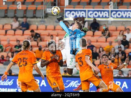 Houston, Texas, États-Unis. 11 septembre 2021. Le gardien de but de Houston Dynamo Michael Nelson (26) emporte le ballon sur le défenseur du FC Austin Jhohan Romana (3) lors d'un match de football de la Ligue majeure entre le Houston Dynamo et le FC Austin le 11 septembre 2021 à Houston, Texas. (Image de crédit : © Scott Coleman/ZUMA Press Wire) Banque D'Images