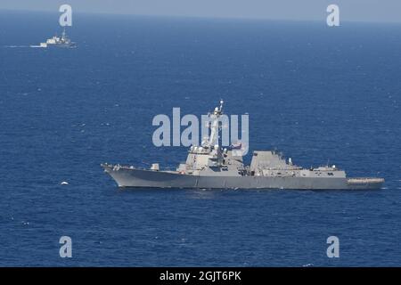 OCÉAN ATLANTIQUE (sept. 1, 2021) l'USS Forrest Sherman (DDG 98) navigue aux côtés du NCSM Toronto (FFH 333) au cours d'un exercice d'entraînement de l'OTAN. Forrest Sherman participe à FRONTIER SENTINEL aux côtés de la Garde côtière américaine et des alliés canadiens pour améliorer leurs capacités dans l'Arctique. (É.-U. Navy photo by Mass communication Specialist Seaman Theoplis Stewart II/publié) Banque D'Images