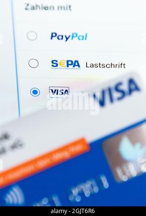 Rottweil, Allemagne. 09e septembre 2021. Une carte de crédit est visible en face d'un écran sur un ordinateur portable qui répertorie différents modes de paiement. Crédit : Silas Stein/dpa/Alay Live News Banque D'Images