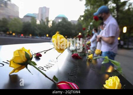 New York, États-Unis. 11 septembre 2021. Les gens pleurent pour les victimes au National September 11 Memorial & Museum à New York, États-Unis, 11 septembre 2021. Crédit : Wang Ying/Xinhua/Alay Live News Banque D'Images
